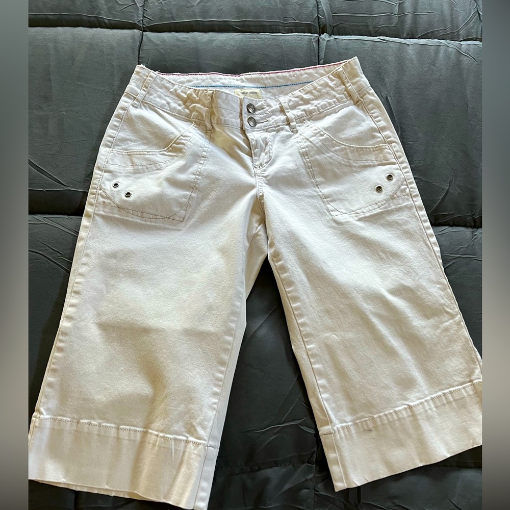 Maurice’s Women’s Bermuda shorts in an off white size 5/6